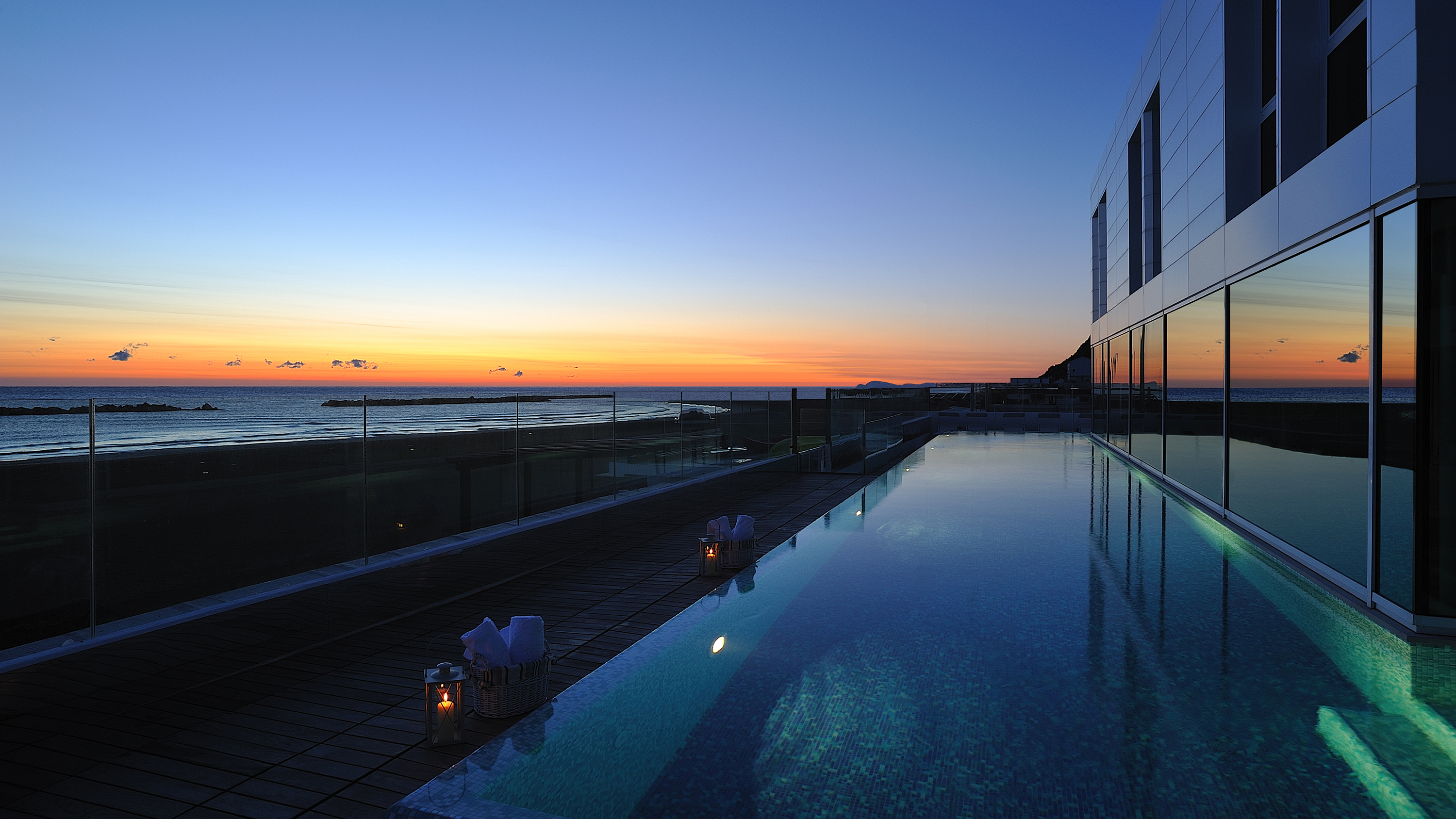 Piscina hotel all'alba