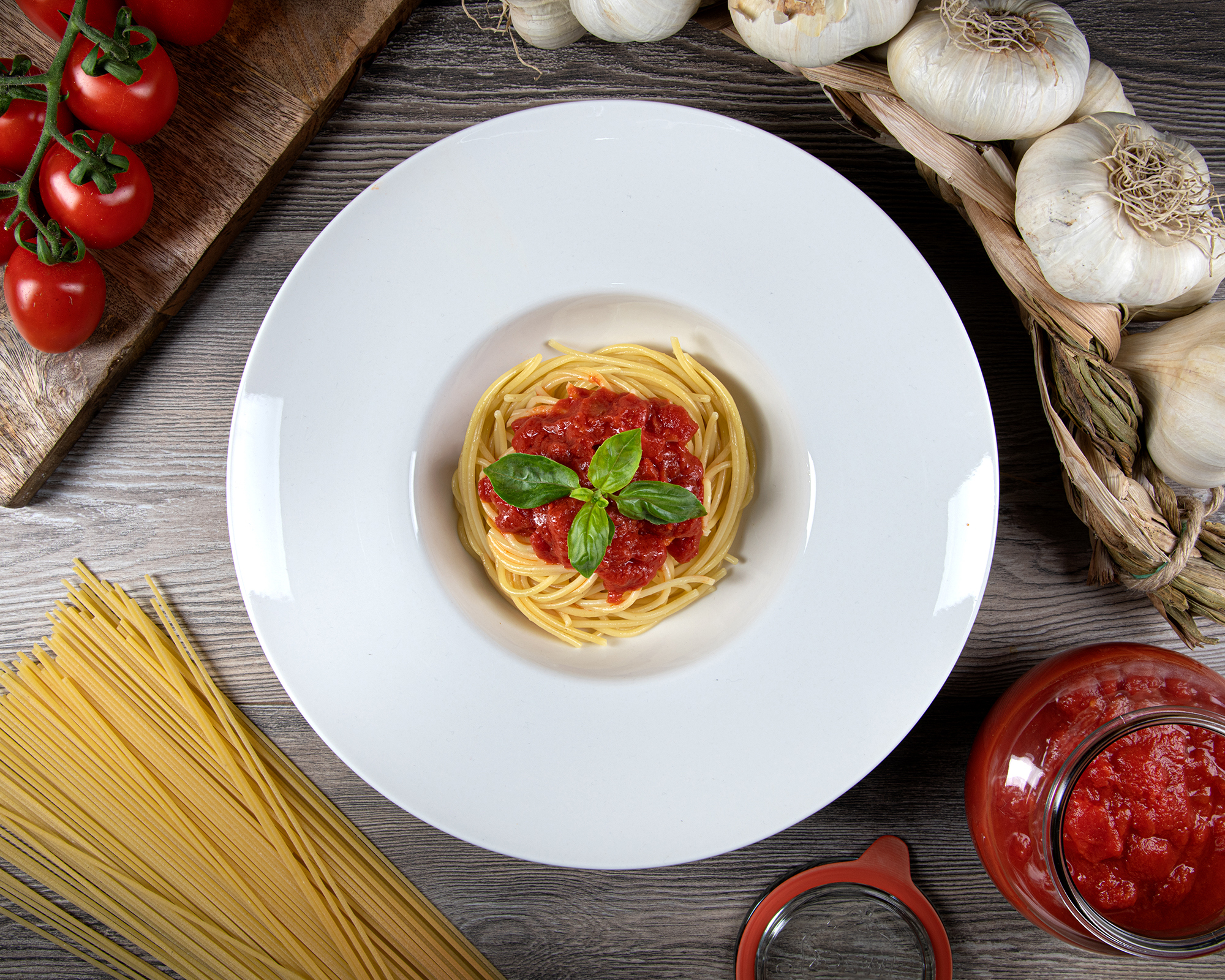 Food - spaghetti al pomodoro e basilico con ingredienti